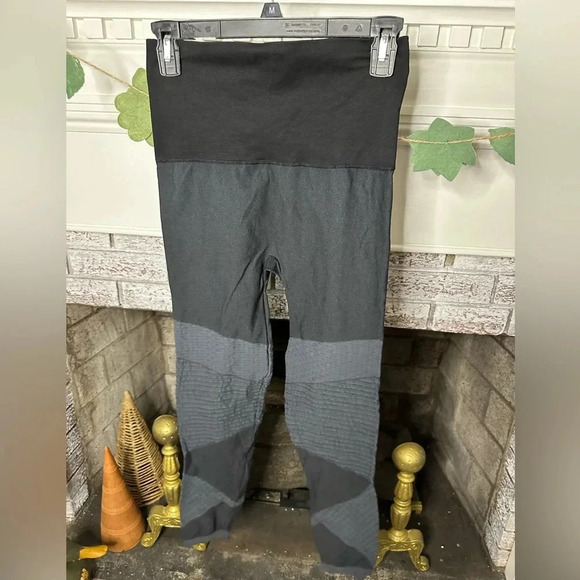 Spanx Look At Me Now moto style pull on legging size women’s large - Picture 3 of 4